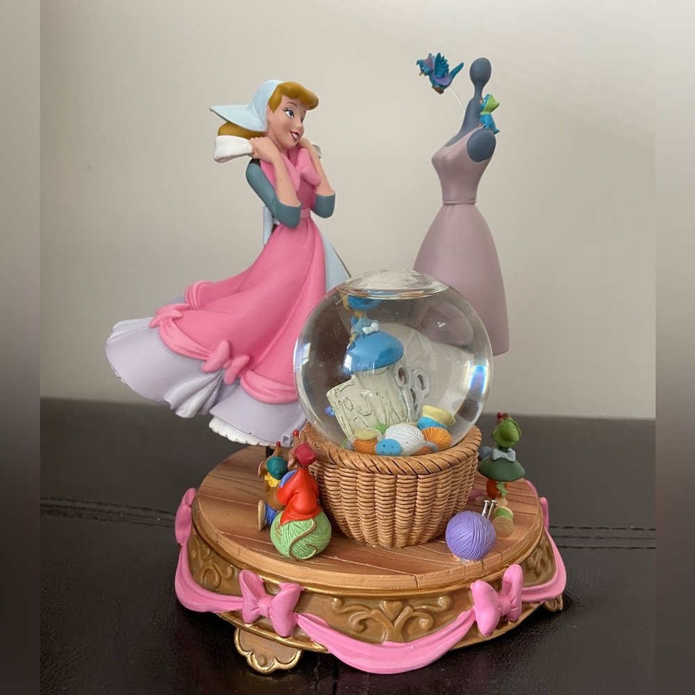 DISNEY Snow Globe ''A LOVELY DRESS FOR CINDERELLY'' Cinderella